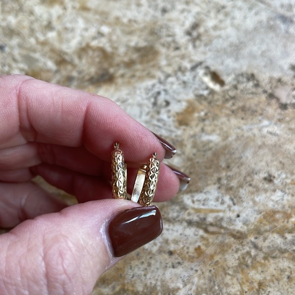 10k hoop earring made in Israel - Picture 4 of 5